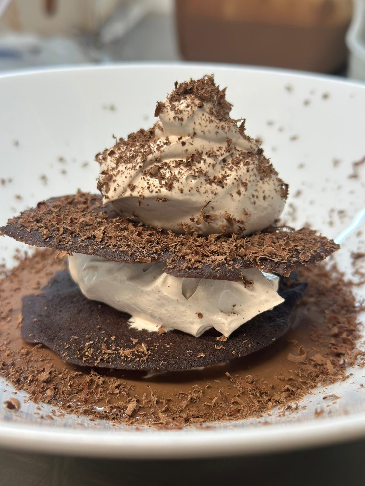 Piatto dal menù stagionale: Dolce con strati e mousse di cioccolato